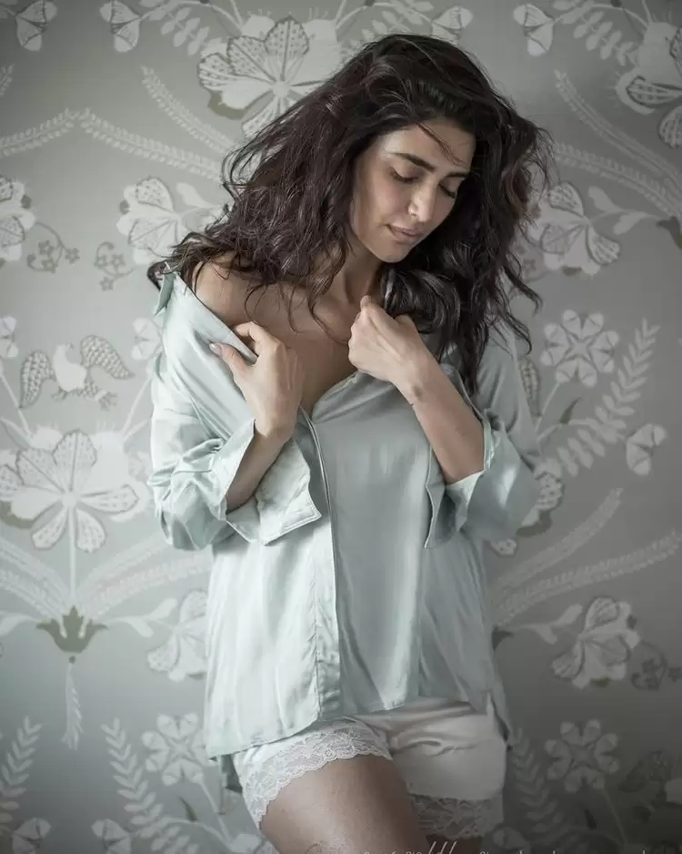 Karishma Tanna ने उड़ाए फैन्स के होश, देखें हॉट तस्वीरें
