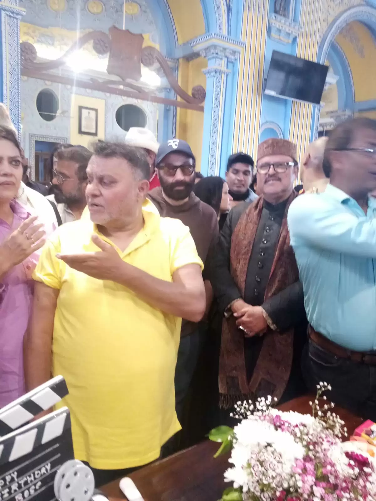 गदर के सेट पर Director Anil Sharma का बर्थडे सेलिब्रेशन