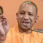 जिस गाड़ी पर सपा का झंडा, उसमें बैठा जाना-पहचाना गुंडा