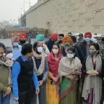 विपक्षी दलों के सांसदों को पुलिस ने गाज़ीपुर सीमा पर रोका