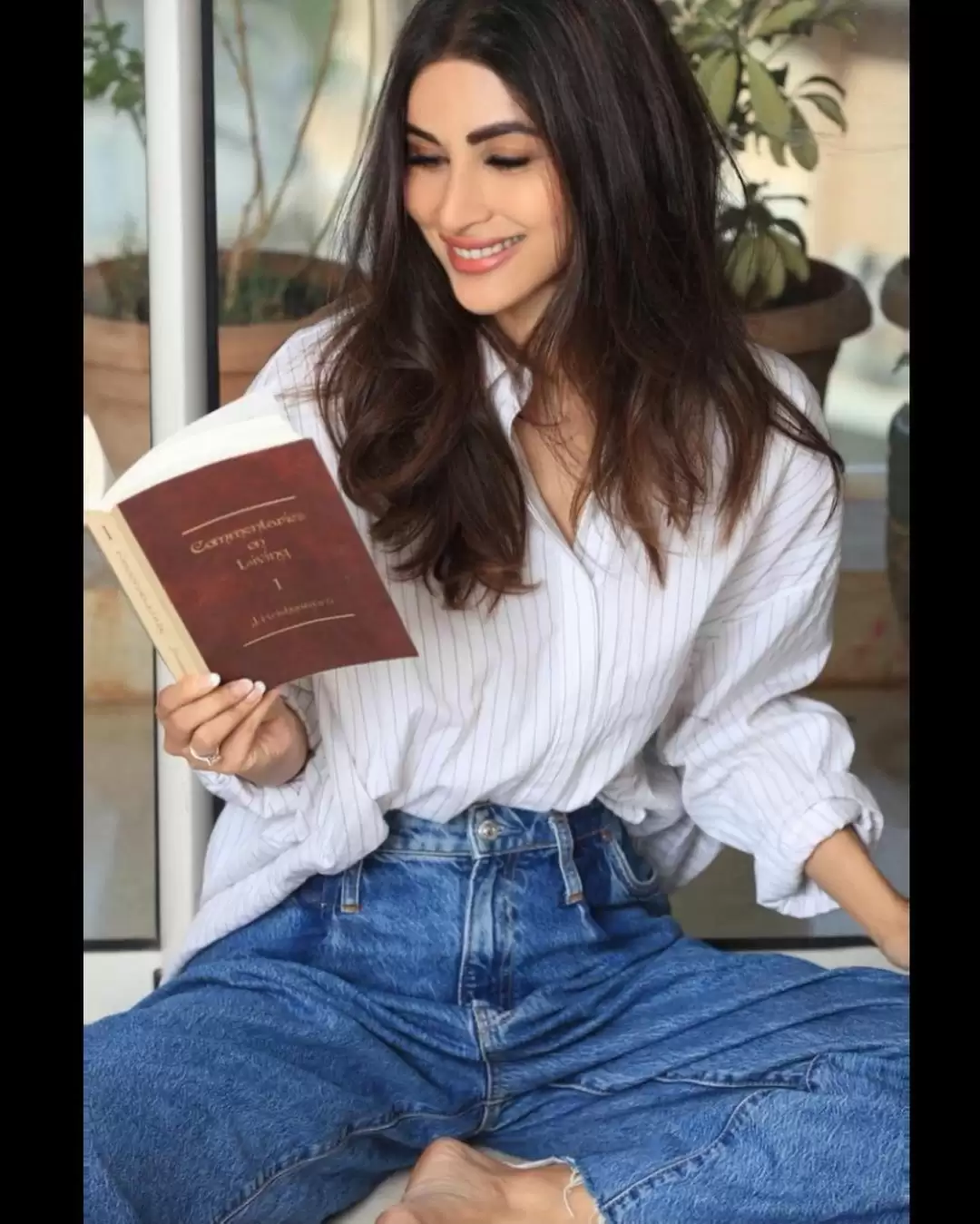 Mouni Roy ने फिर दिखाया अपना ग्लैमरस लुक, तस्वीरें हुई वायरल