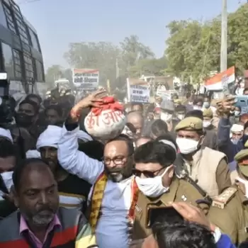‘गाय बचाओ-किसान बचाओ’ पदयात्रा निकालते हुए अजय कुमार लल्लू गिरफ्तार