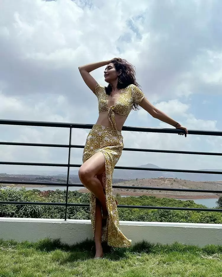 Karishma Tanna ने उड़ाए फैन्स के होश, देखें हॉट तस्वीरें