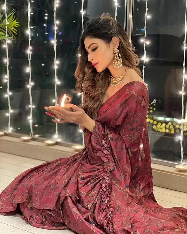 Mouni Roy ने ट्रेडिशनल लुक से खींचा सबका ध्यान, देखे तस्वीरें