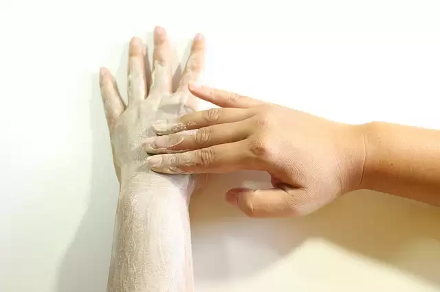 घर में ही तैयार करें बॉडी स्क्रब, इस तरह बनाएं