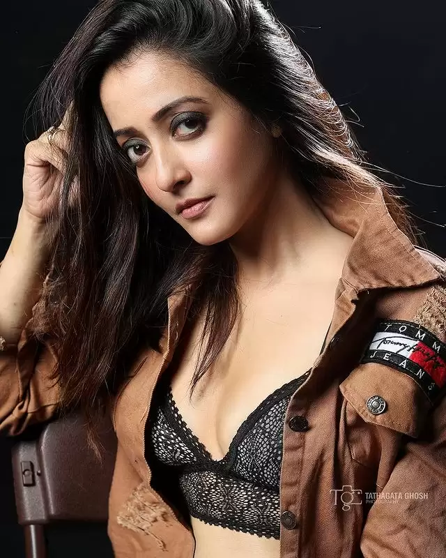 Raima Sen ने अपनी तस्वीरों से मचाई सनसनी, देखे तस्वीरें