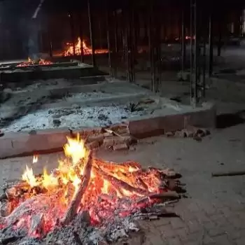 चार कंधे दिये नहीं, जमीन पर किया अंतिम संस्कार
