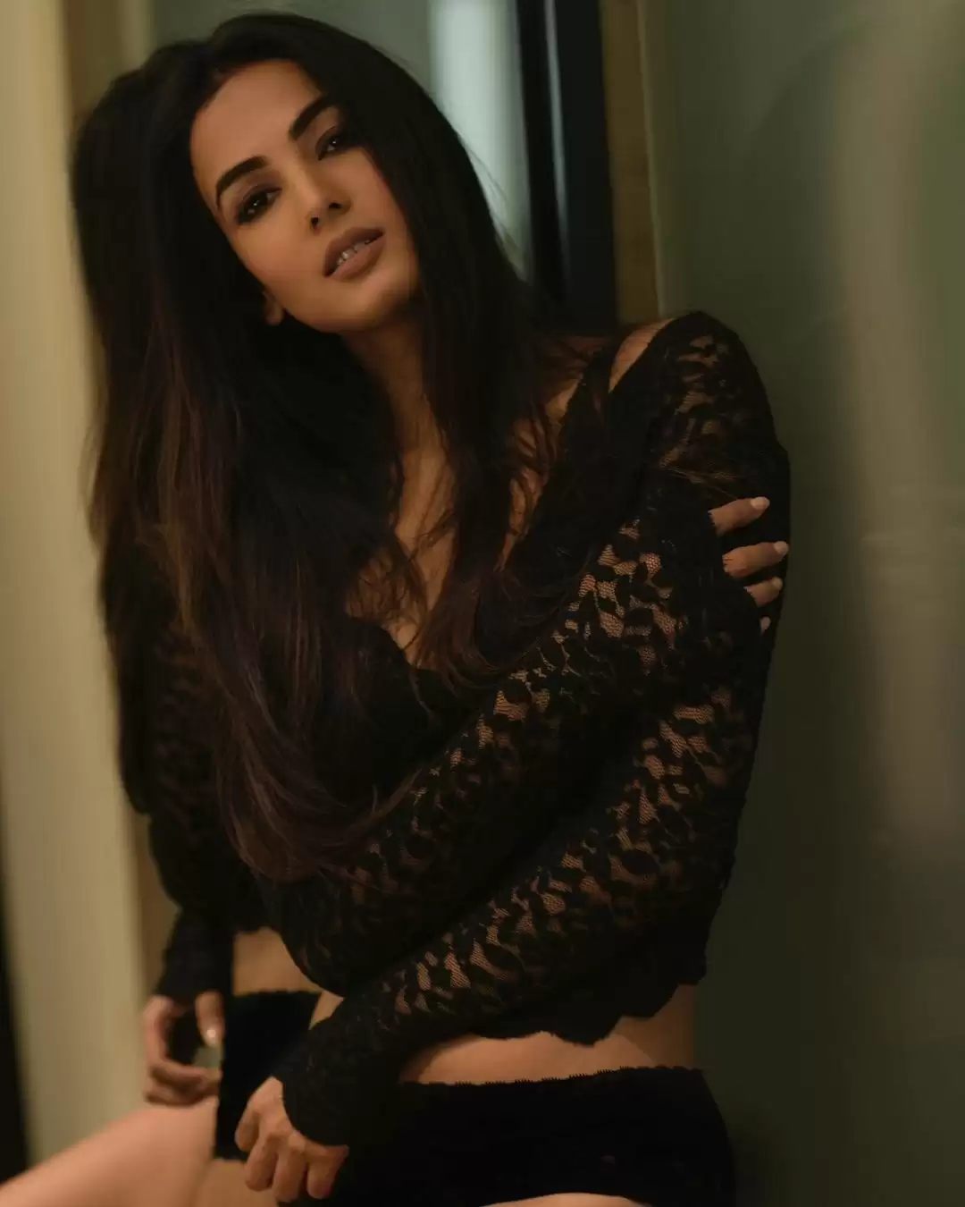 Sonal Chauhan ने कराया बोल्ड फोटोशूट, अदाओं के बिखरे जलवे