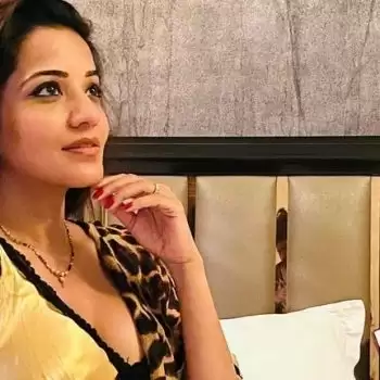 Monalisa ने दिखाए अपने हुस्न के जलवे, देखें तस्वीरें