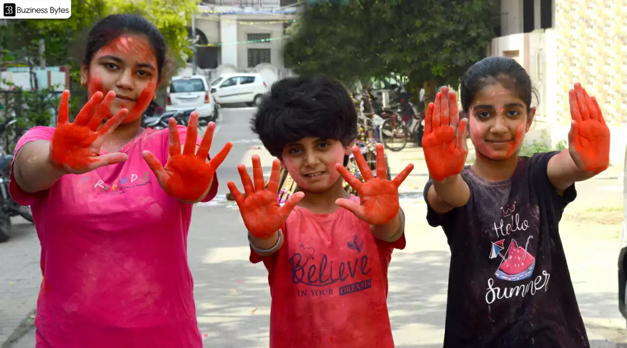 होली की मस्ती में झूमें बच्चे, खूब उडे़ रंग-गुलाल