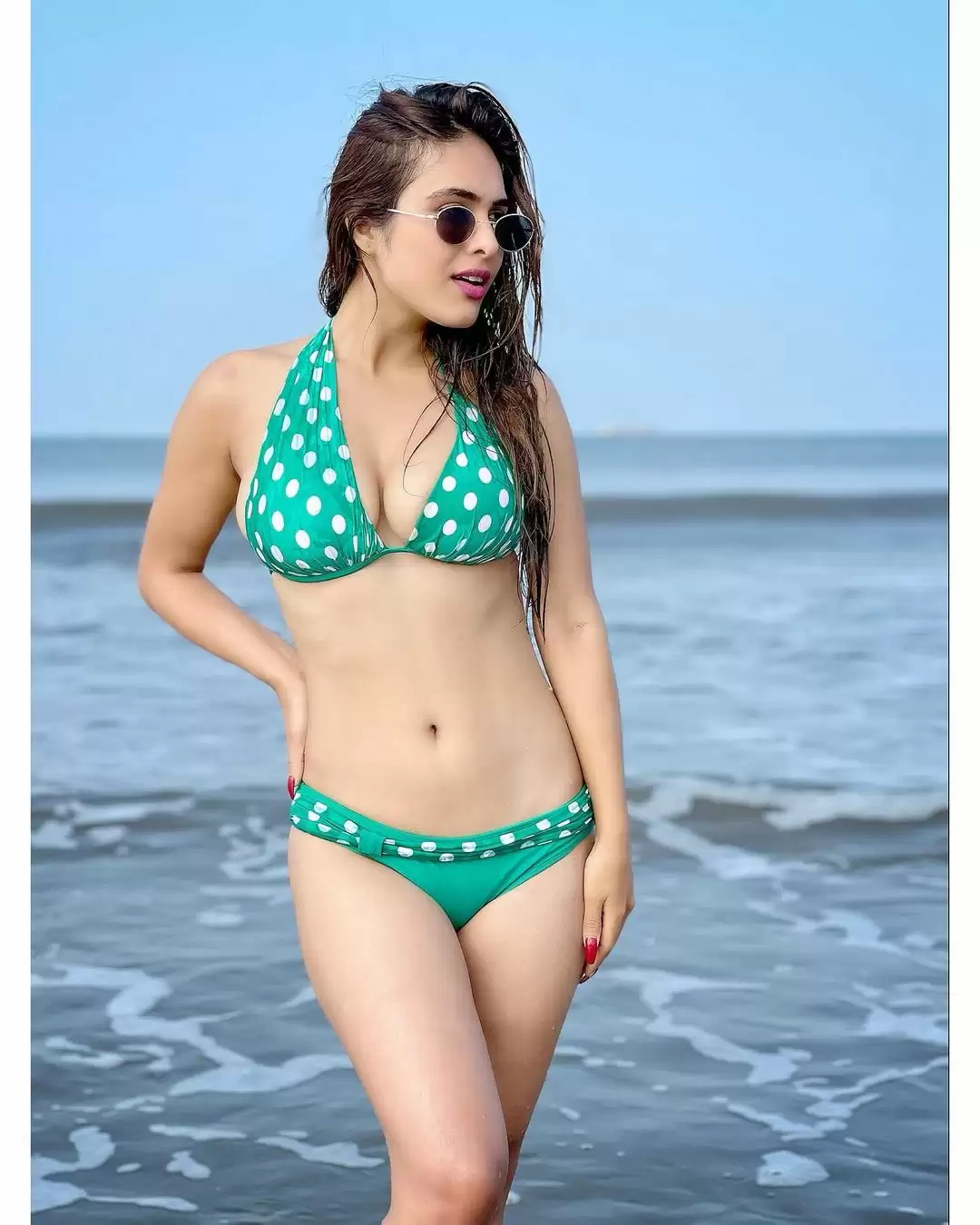 Neha Malik ने दिखाई अपनी दिलकश अदाएं, यहां देखे तस्वीरें