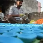 दीपोत्सव को रोशन करने के लिये कुम्हार बना रहे दीये