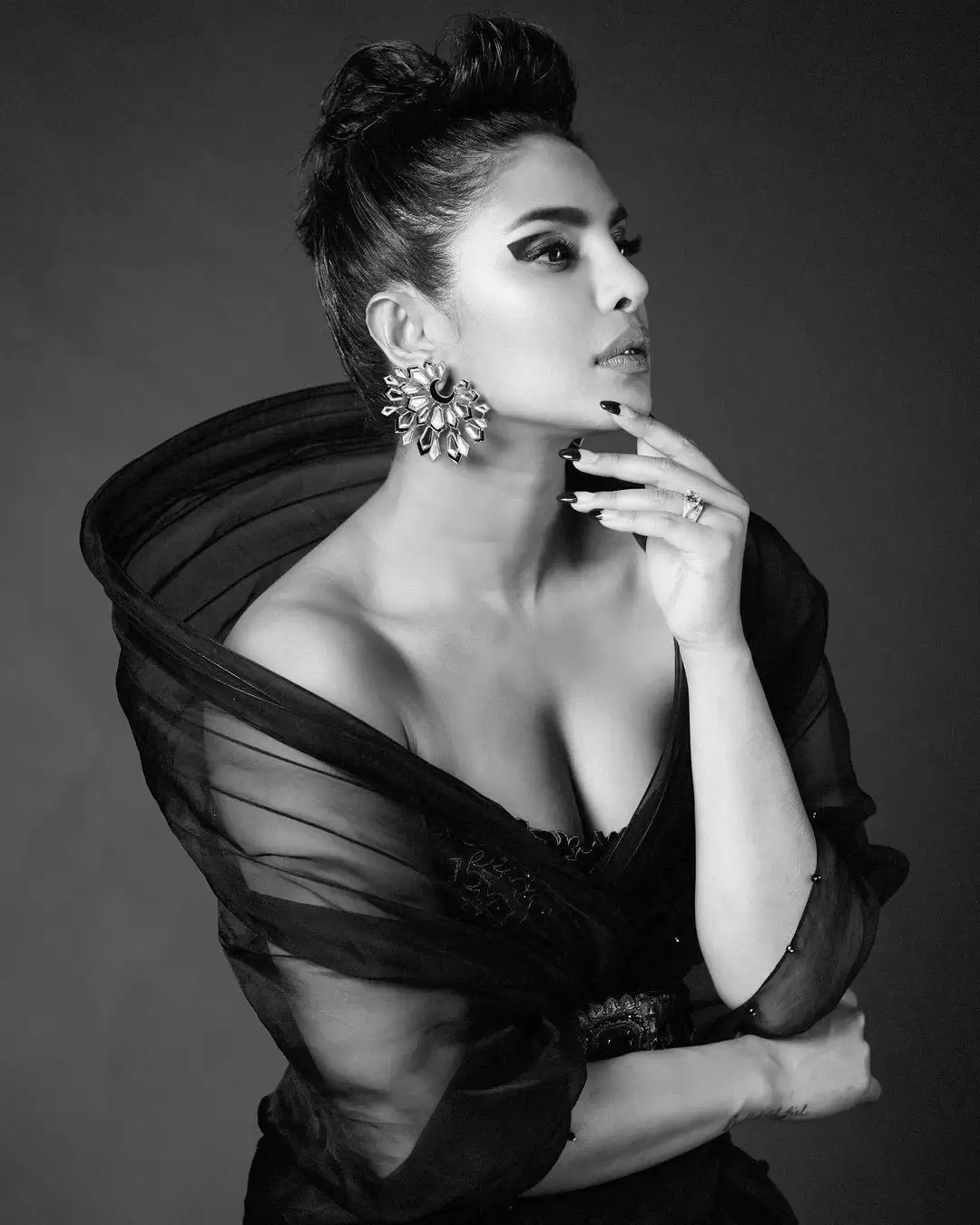 Priyanka Chopra की ये लेटेस्ट तस्वीरें उड़ा रहीं फैंस के होश, देखिये तस्वीरें