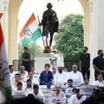 मौन धरना देकर कांग्रेस ने की केंद्रीय मंत्री को बर्खास्त करने की मांग