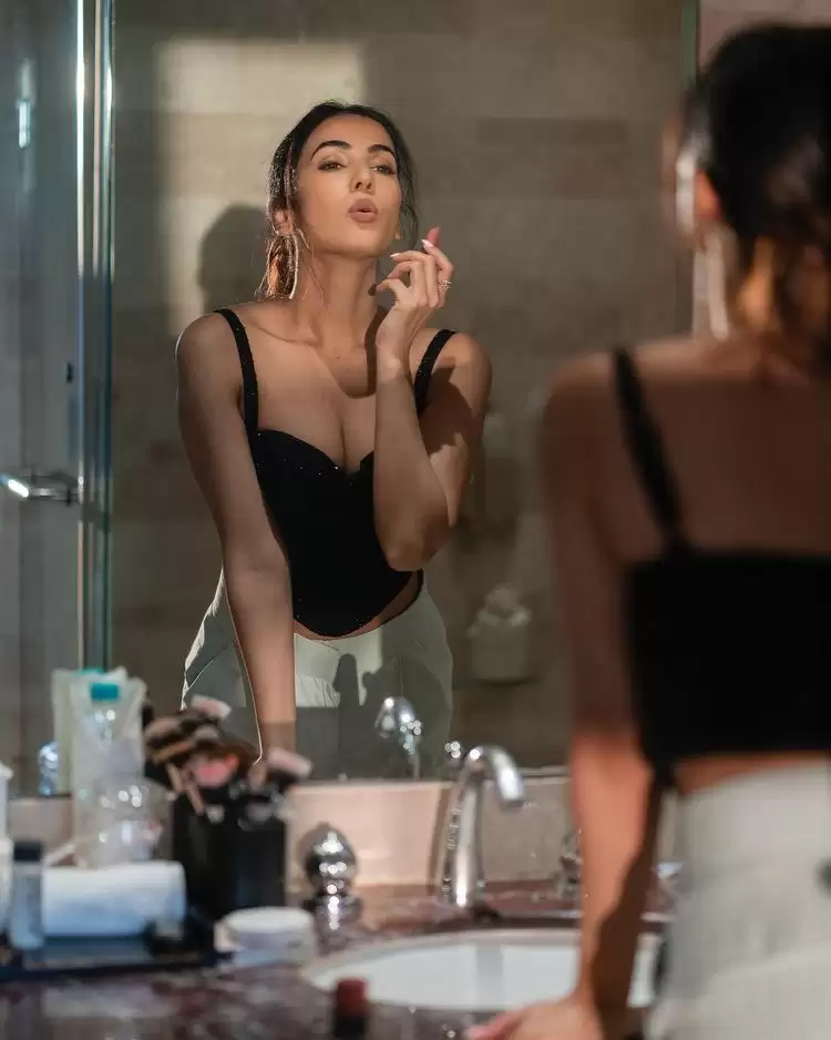 Sonal Chauhan के इस लुक को देख हो जाएंगे घायल, देखे तस्वीरें!!