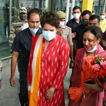 पार्टी के भीतर और बाहर का हवा-पानी साधने, समझने यूपी पहुंची प्रियंका गांधी