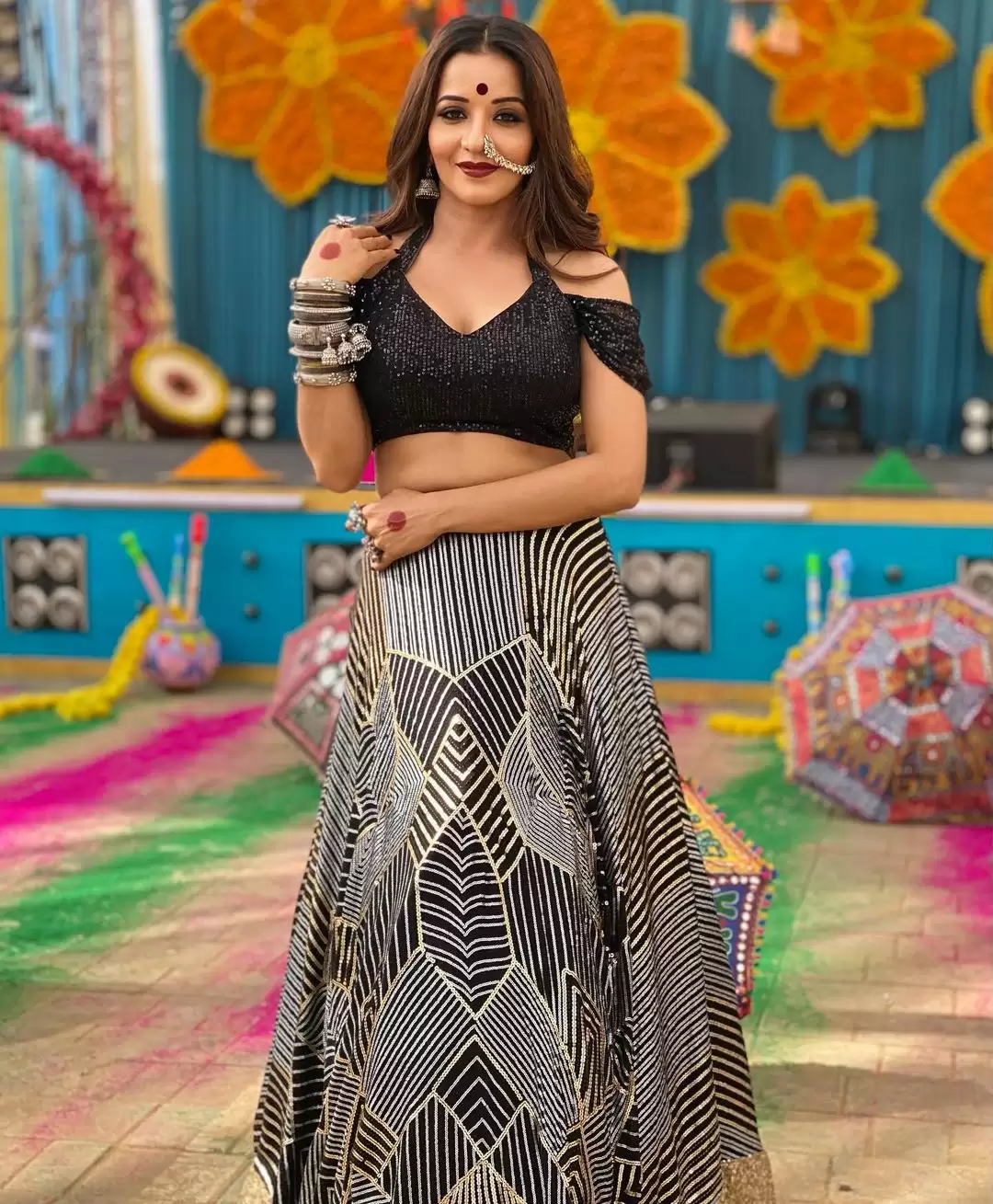 Monalisa ने देसी अंदाज में दिखाईं दिलकश अदाएं, देखिए तस्वीरें