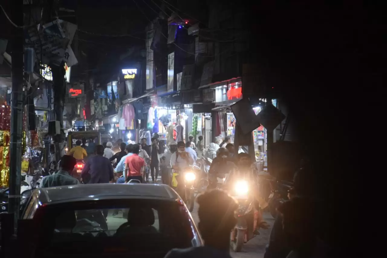 लोग हैं कि मानते नहीं…