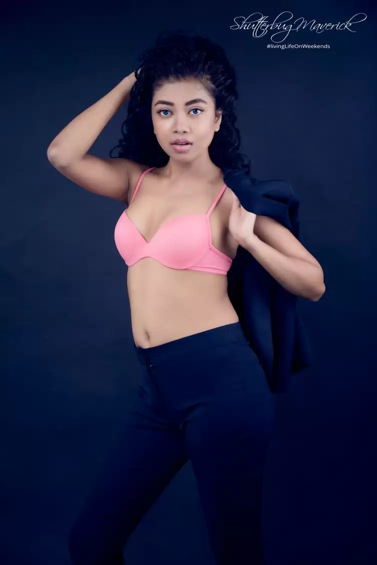Model Sonali Haldar का कातिलाना लुक आया सामने, अदाएं बना रहीं लोगों को दीवाना