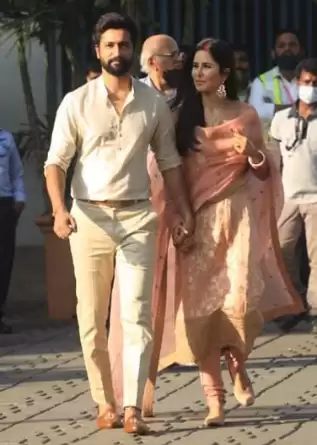 प्यार से एक दूसरे का साथ देते दिखे कैटरिना और विक्की कौशल, शादी के बाद पहली बार नवविवाहित जोड़े ने लोगो को दिखाई अपनी झलक