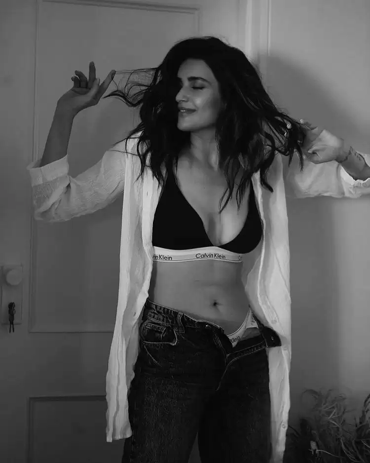 Karishma Tanna ने उड़ाए फैन्स के होश, देखें हॉट तस्वीरें