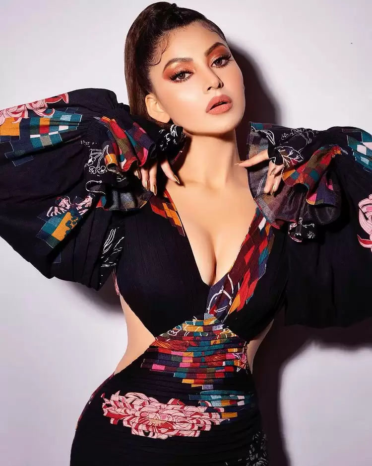 Urvashi Rautela Hot Pictures