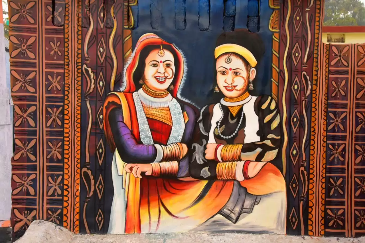 उत्तराखंड की लोकपरंपरा और संस्कृति प्रदर्शित कर रहे चित्र