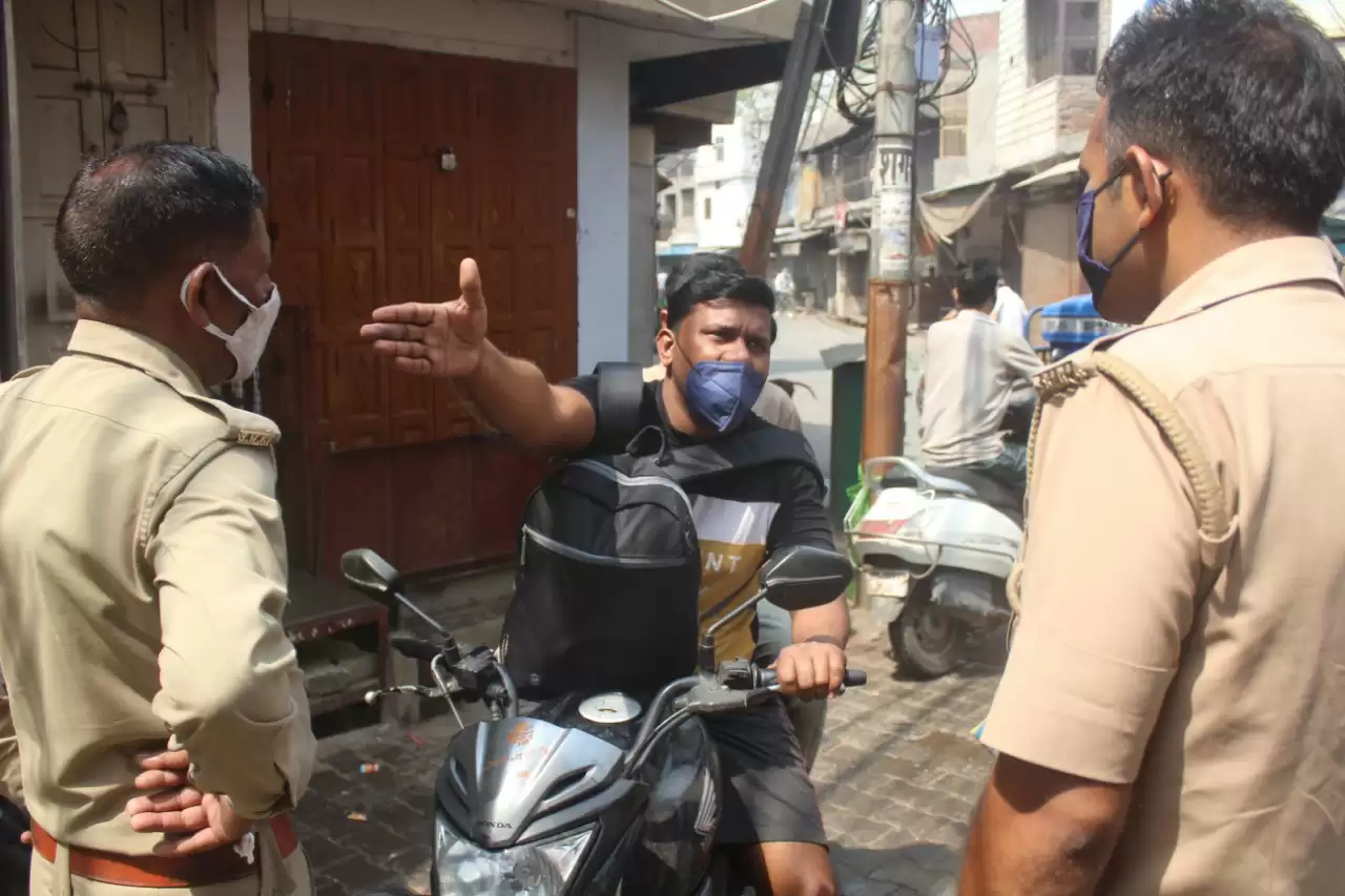 ऐसे लाॅकडाउन का क्या फायदा, बाजारों में जुट रही भीड़