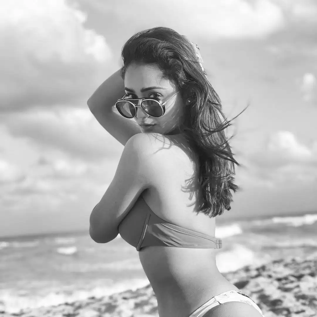 Tridha Choudhury ने शेयर की शानदार तस्वीरें, बोल्ड अदाओं से उड़ाए सबके होश