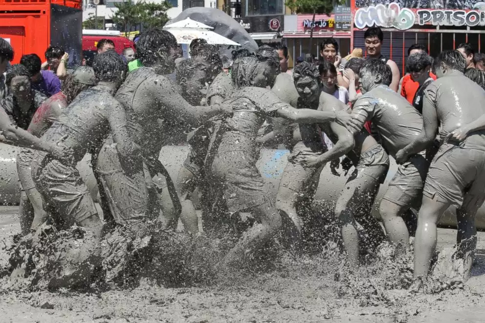 Happy Holi 2021: इन देशों में भी मनाई जाती है होली, जानें यहां के अंदाज