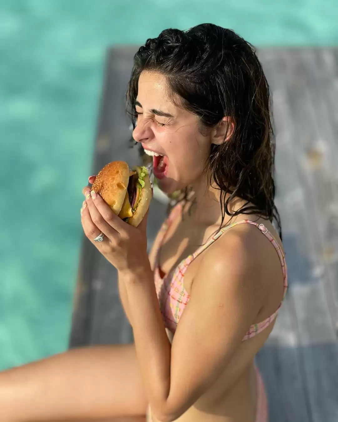 Ananya Panday ने फिर शेयर की ग्लैमरस तस्वीरें