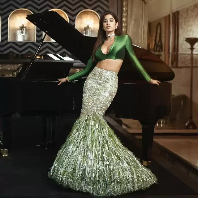 Janhvi Kapoor ने सोशल मीडिया पर लगाई आग, देखे तस्वीरें