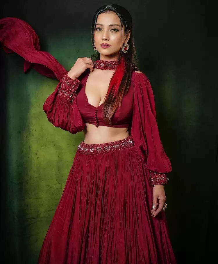 Adaa Khan लग रही है ग्लैमरस, देखे तस्वीरें!!