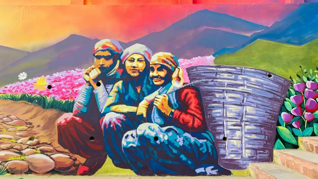 उत्तराखंड की लोकपरंपरा और संस्कृति प्रदर्शित कर रहे चित्र