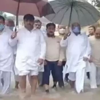 काशी में सड़कों पर तैर रहीं गाड़ियां, ये है मोदी का क्योटो!