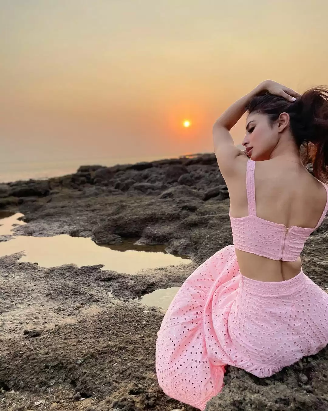 Mouni Roy की इन बोल्ड तस्वीरों ने मचाया हंगामा, देखे तस्वीरें