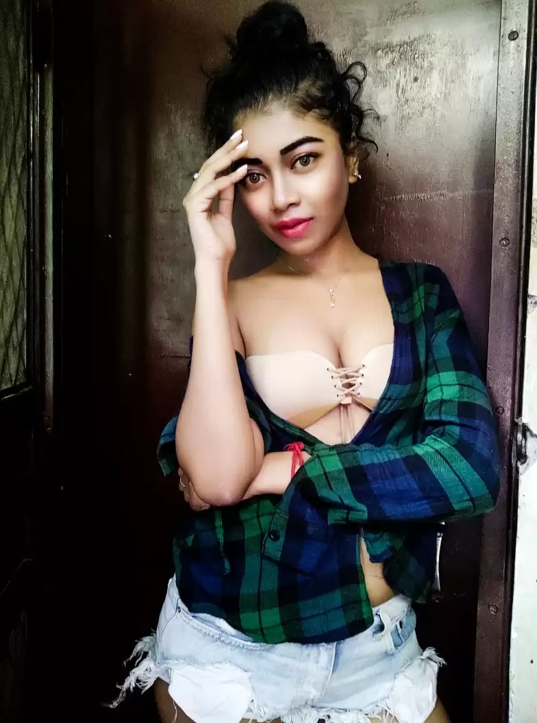 Model Sonali Haldar ने अपनी खूबसूरत तस्वीरों से बिखेरा इंटरनेट वर्ल्ड पे जादू