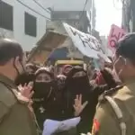 हिजाब को लेकर मुस्लिम महिलाओं का प्रदर्शन,थाना प्रभारी सहित पुलिसकर्मियों की वर्दी फाड़ी
