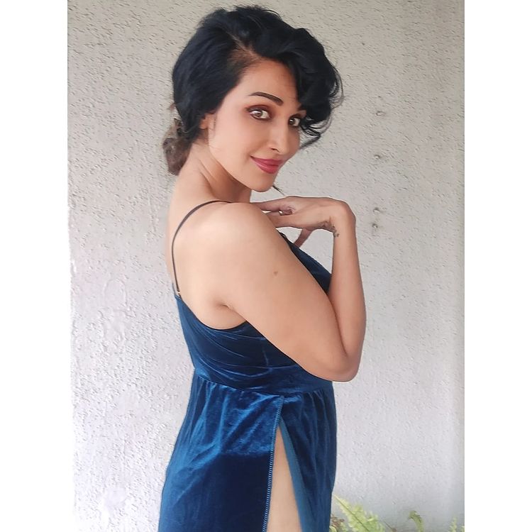 Flora Saini Hot 