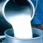Milk Price Hike: डेयरियों ने तो बढ़ा दिए दूध के दाम लेकिन पशुपालकों से खरीदने वाले दूध पर नहीं बढ़ा दाम