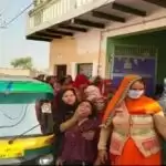 डिवाइडर से टकराकर फिल्मी स्टाइल में हवा में उछलकर पलटी कार,वीडियो देख हो जाएंगे हैरान
