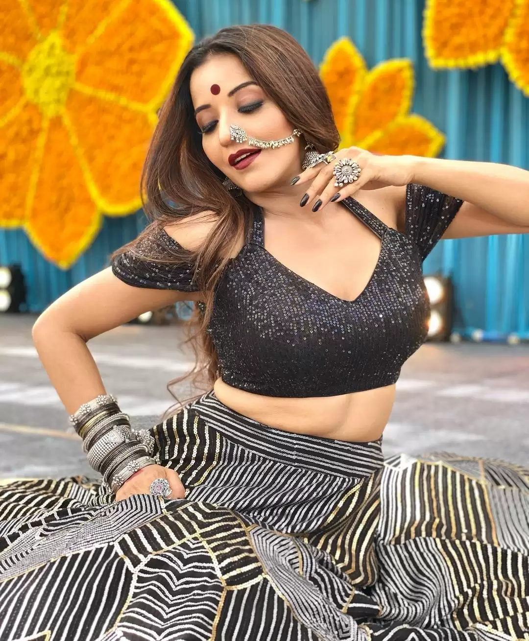 Monalisa ने देसी अंदाज में दिखाईं दिलकश अदाएं, देखिए तस्वीरें