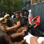 अखिलेश नज़रबंद, किसानों के समर्थन में ट्रैक्टर रैली पर रोक, सपाइयों ने दी गिरफ्तारियां