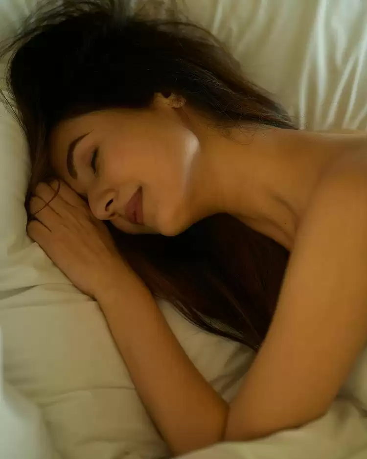 Sonal Chauhan का देखे बोल्ड अंदाज, बढ़ाया इंटरनेट का पारा
