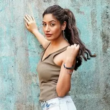Surbhi Chandna ने दिखाया अपना ग्लैमरस अवतार,  ठहर जाएगी आपकी नजर