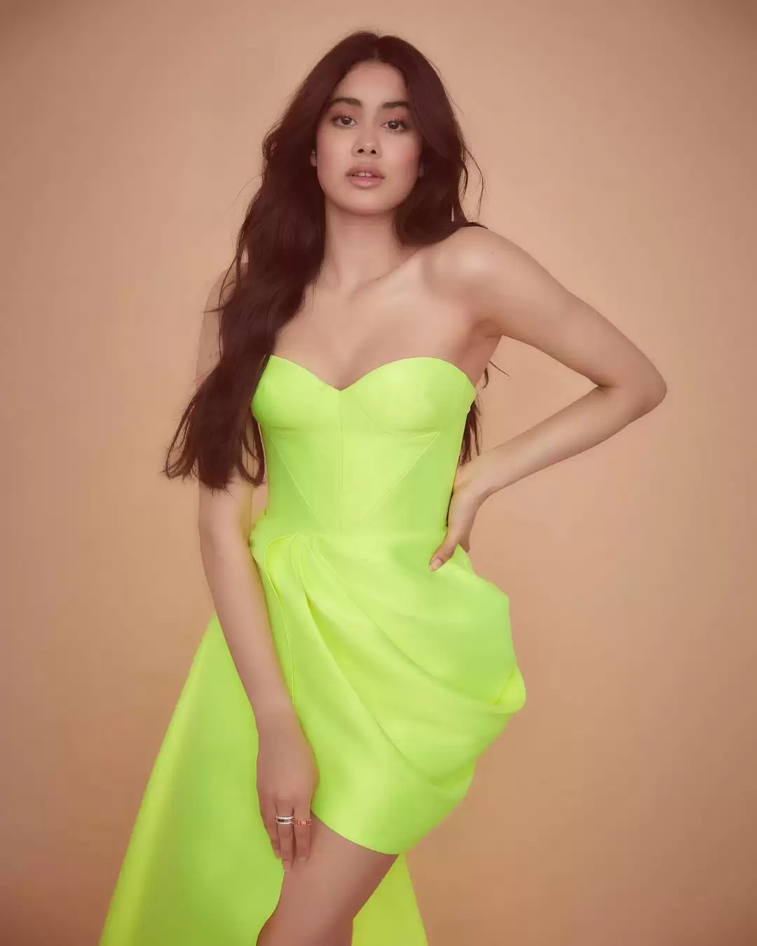 Janhvi Kapoor का ये लुक है बेहद कमाल, तस्वीरों से मचाई सनसनी