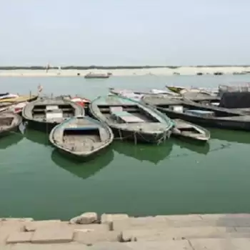 गंगा के पानी का रंग बदला, वाराणसी डीएम ने जांच के दिये आदेश