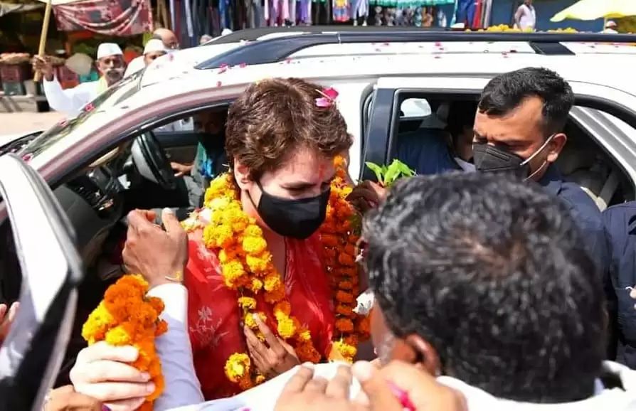 रायबरेली पहुंचीं प्रियंका, स्वागत को खड़े कार्यकर्ताओं में झड़प