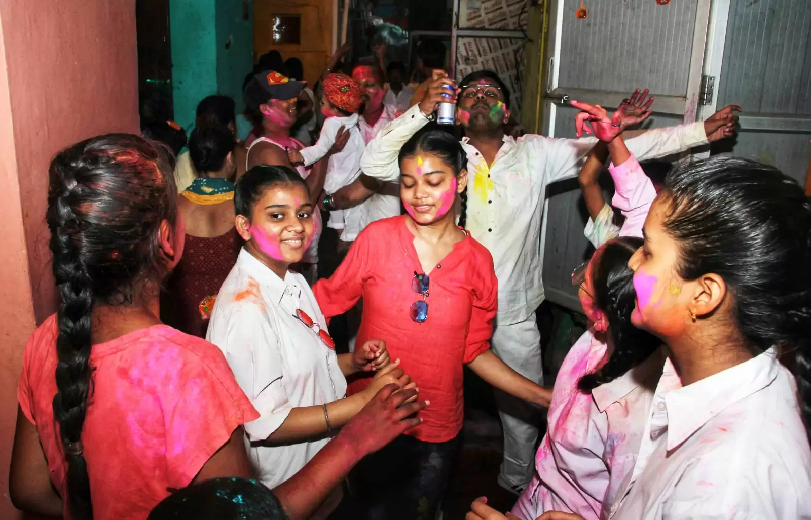 Holi Festival Images: कहां कैसे हुई रंगों की बौछार, देखे होली की रंगीन तस्वीरें!!