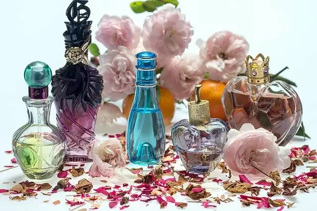 Happy Valentines Day 2021: वैलेंटाइन- डे पर अपनी गर्लफ्रेंड को ये तोहफे देकर महसूस करवाएं खास